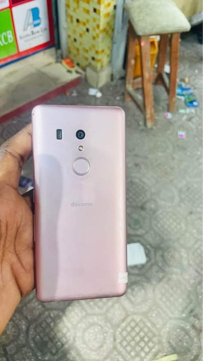 A picture of used mobile phones 32GB 64GB