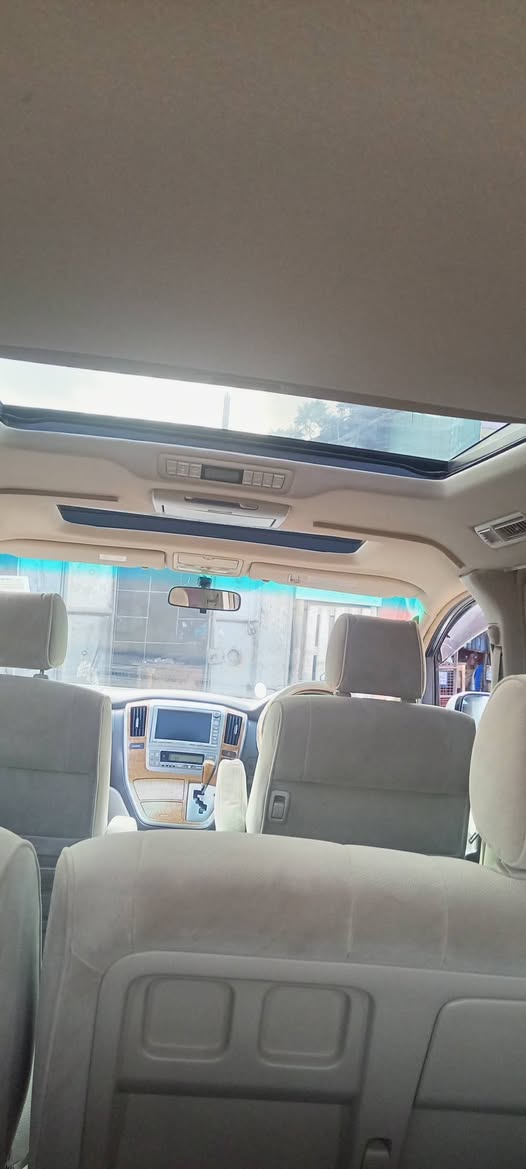A picture of Toyota Alphard 2006 2.4cc