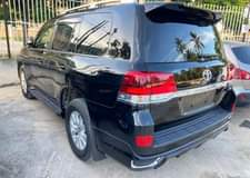 A picture of LANDCRUISER V8 Year of manufacture 2017 Petrol Color Black Push