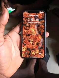 A picture of iPhone X 256GB with Face ID at 750k has true