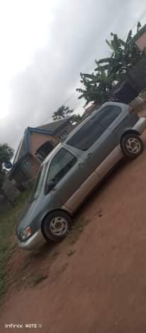 A picture of 2000 Toyota Sienna pure first body