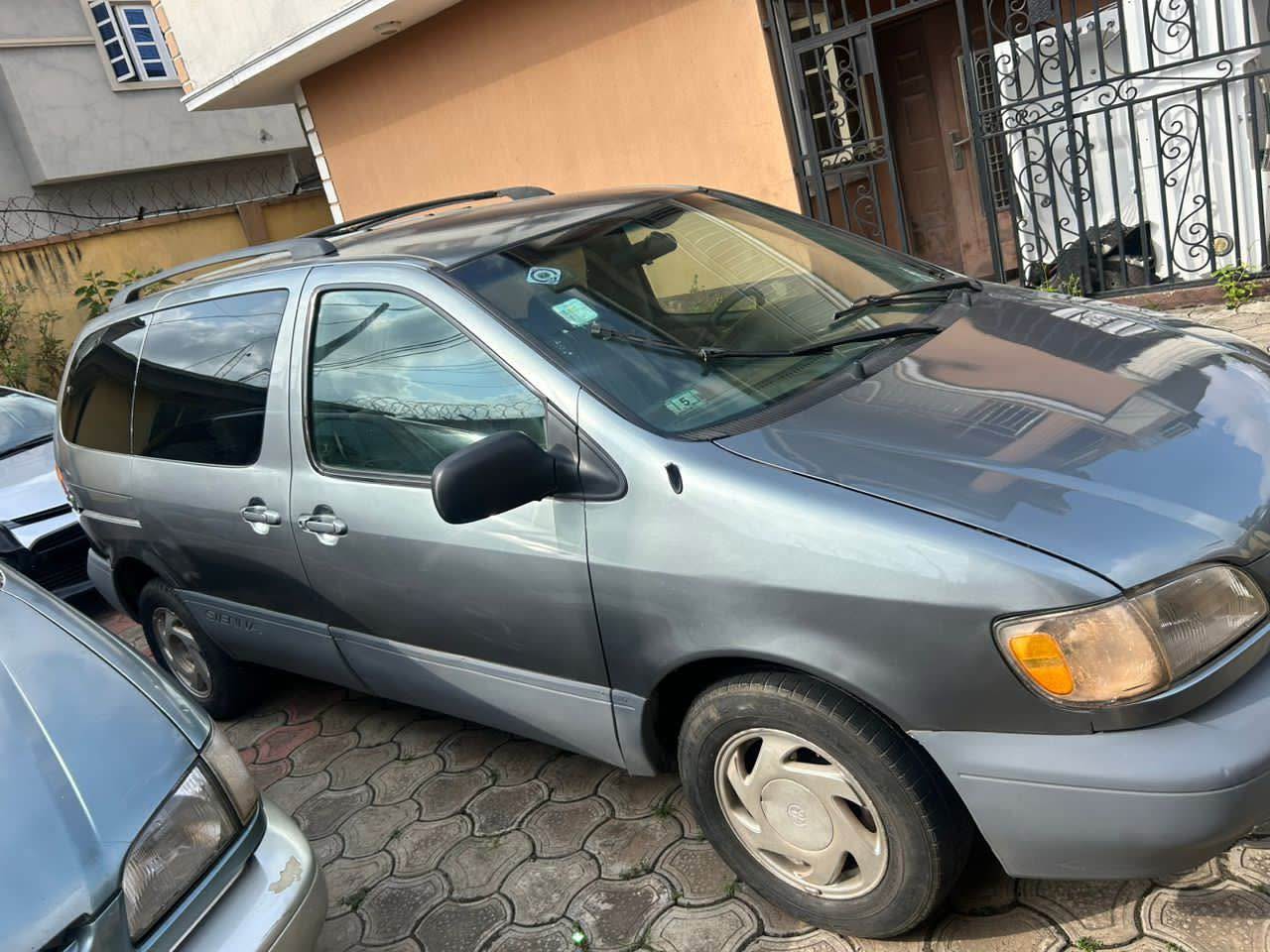 A picture of Toyota Siena 2000