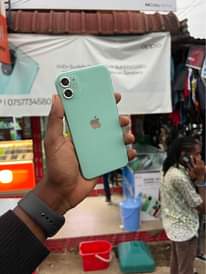 A picture of iPhone 11 Gb 64 BH 100 
