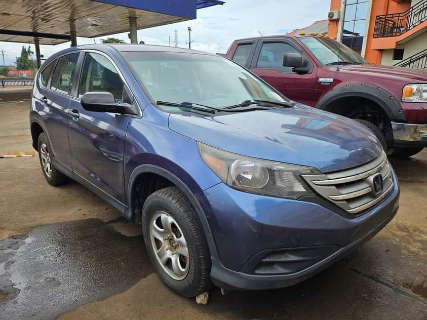 A picture of Tokunbo Honda CR V 2013 model Clean fabric interior Sound