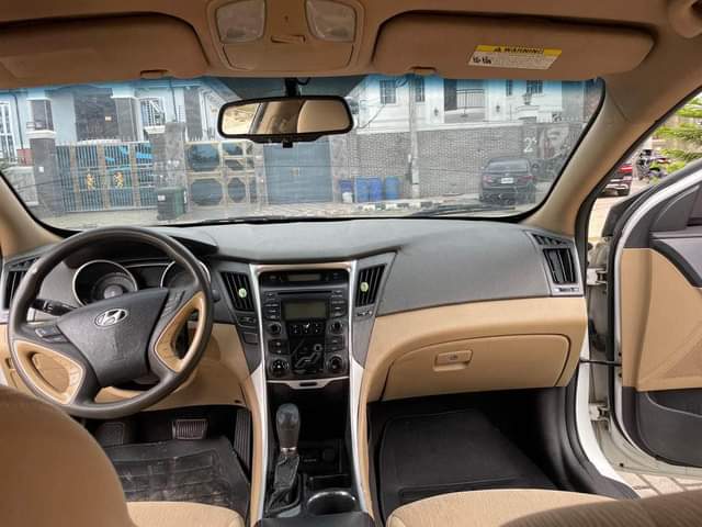 A picture of Hyundai sonata 2013