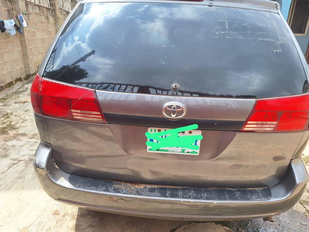 A picture of Toyota sienna