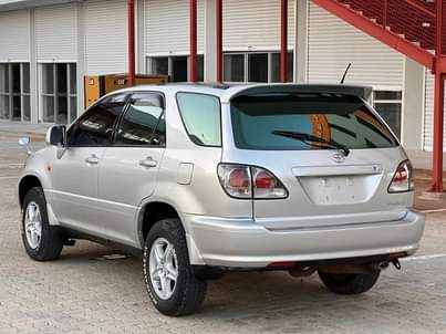 A picture of TOYOTA HARRIER OLD MODEL