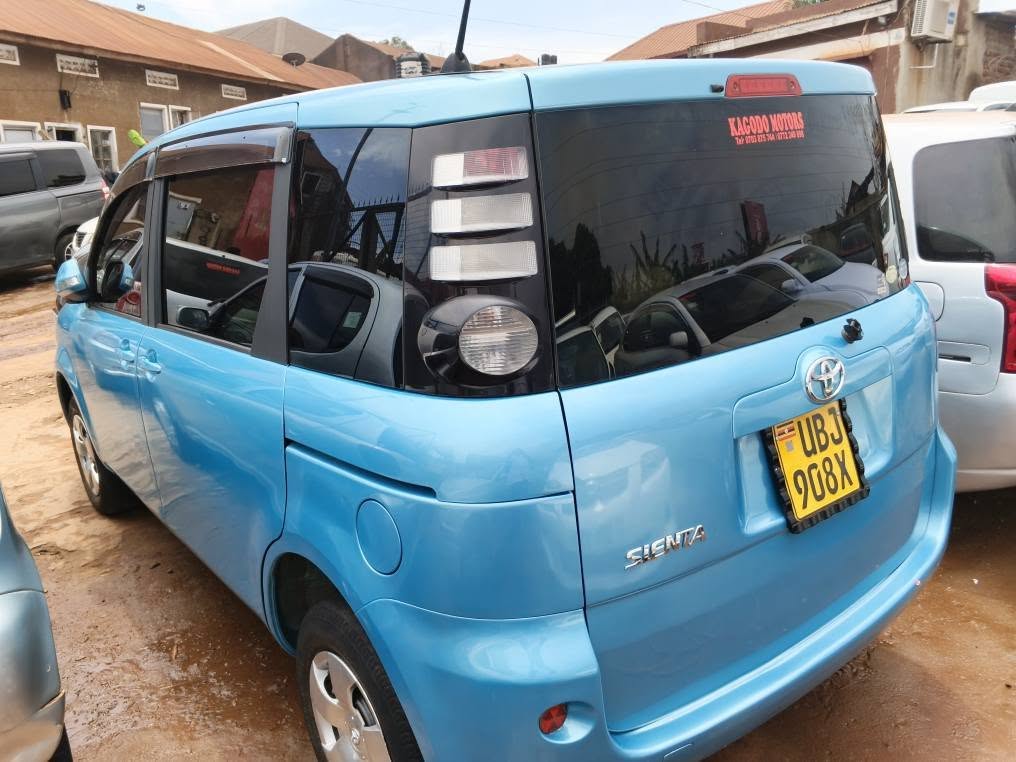A picture of Toyota Sienta