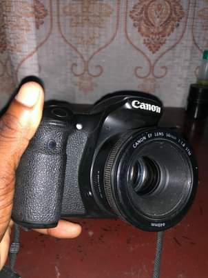 A picture of Canon 60d body betri moja n chaja yake bei 620k