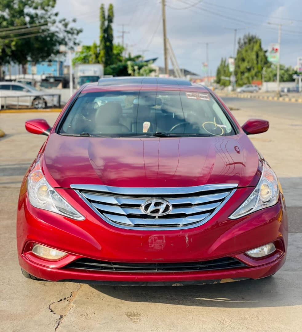 A picture of HYUNDAI SONATA SE 2013