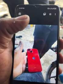 A picture of iphone 13 mini disp mssg n kioo kimcrack kwa mbal