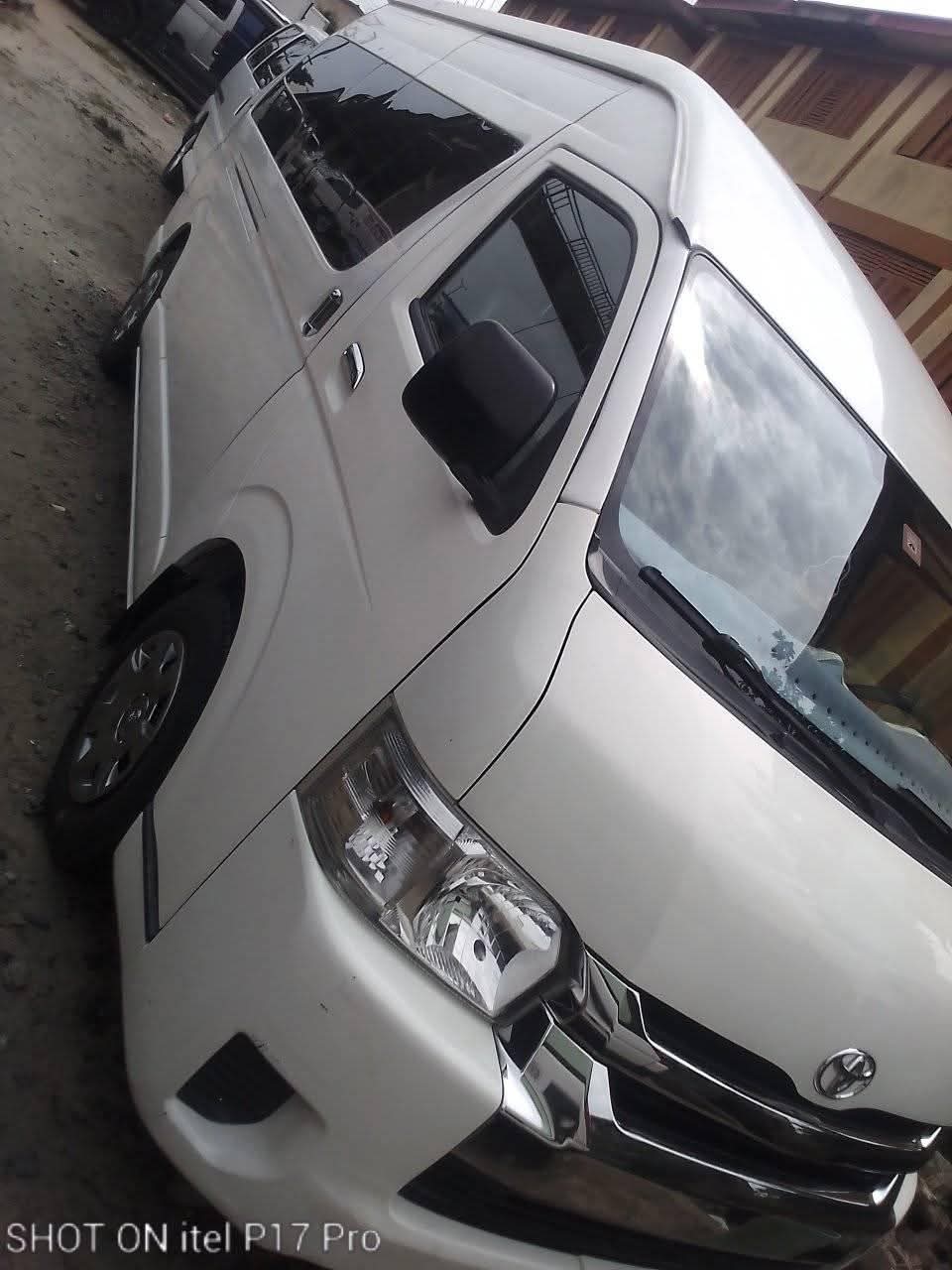A picture of Toyota Hiace bus hummer 3 direct Tokumbo. Manual gear 2016