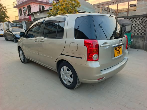 A picture of 2005 Toyota raum