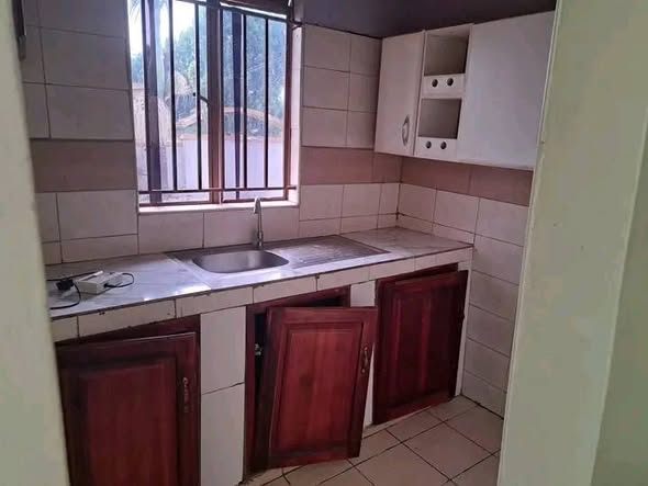 A picture of For rent in Mbalwa Namugongo at 400k Sitting room and