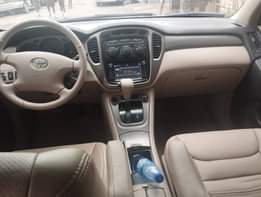 A picture of 2002 3 Highlander Limited edition with two rows Leathered seat