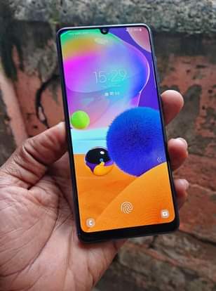 A picture of Samsumg A31 64gb ram 4 bei 200 finger on screen