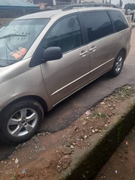 A picture of Toyota Sienna 2005
