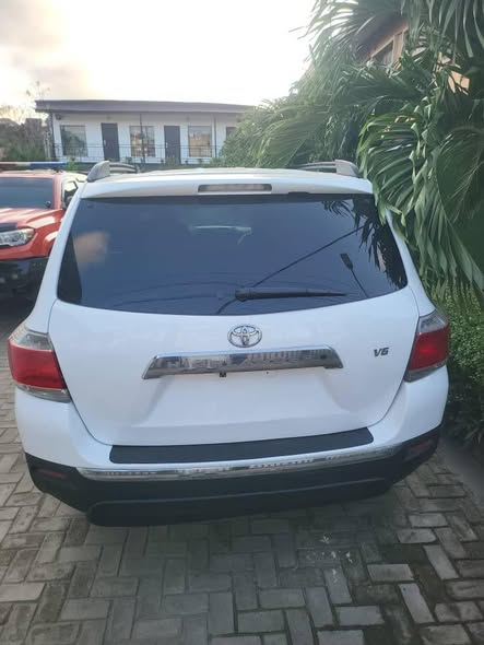 A picture of QUICK SALE REGISTERED TOYOTA HIGHLANDER 2010 ACCIDENT FREE RUST FREE