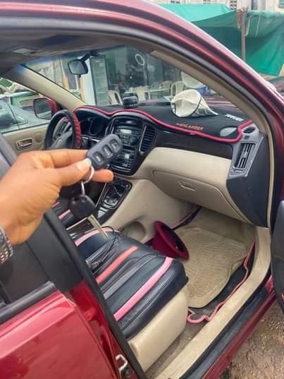 A picture of Toyota Highlander 2004... Super Clean Sound
