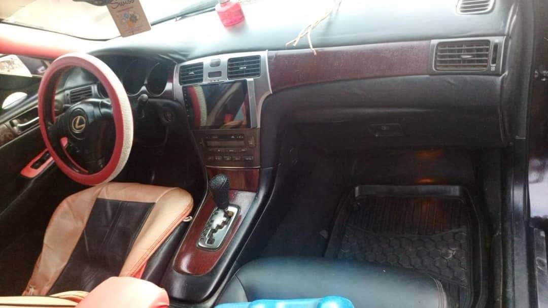 A picture of Lexus Es 300