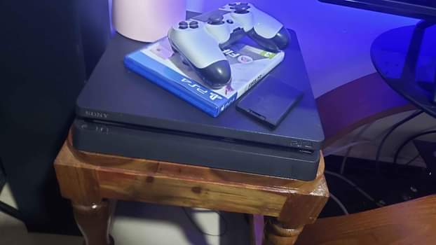 A picture of PS4 SLIM