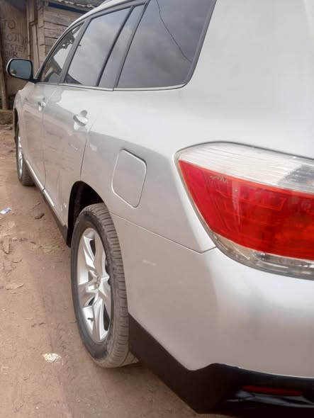 A picture of Very clean 014 Toyota Highlandar Full option