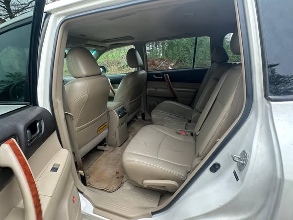 A picture of HIGHLANDER 2010 TOYOTA