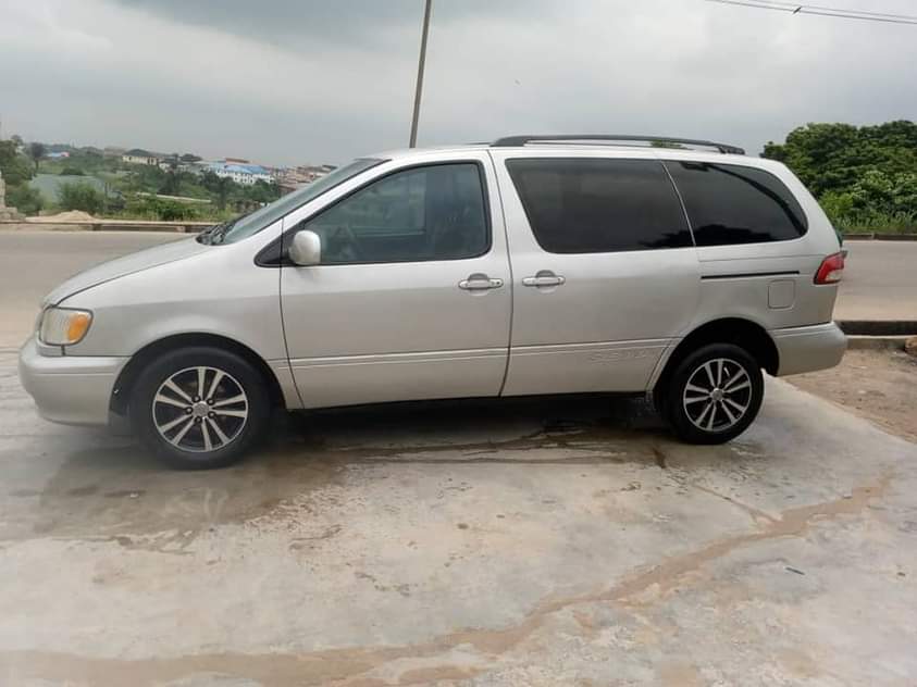 A picture of Toyota sienna 2002