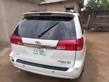 A picture of Toyota sienna 06 xle full option