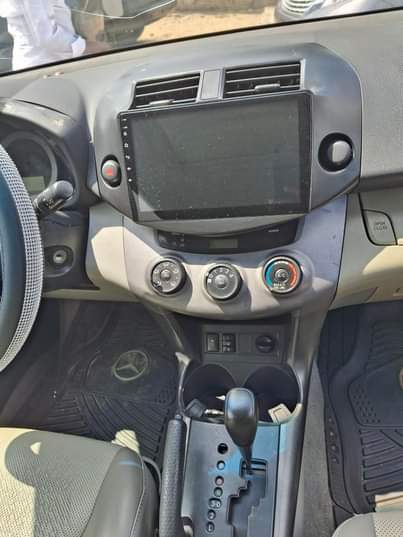 A picture of 2009 toyota rav4 super clean and fresh