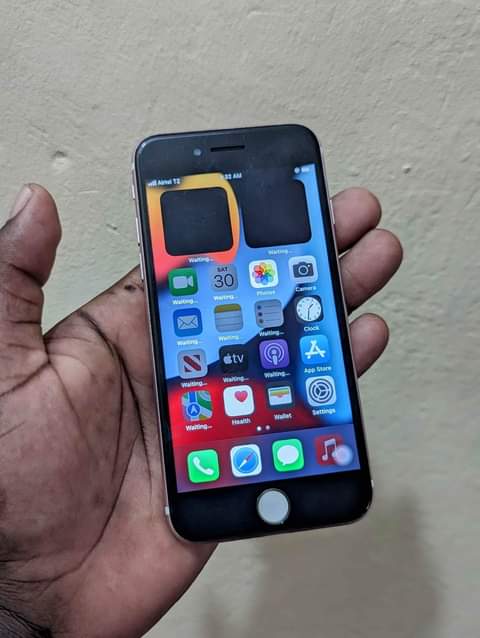 A picture of Iphone 7 plain 128gb 165 000 tu