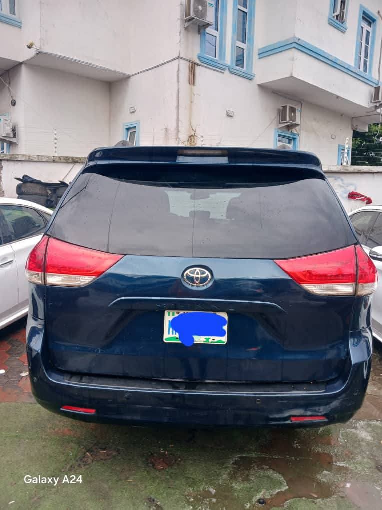 A picture of Toyota Sienna 2012