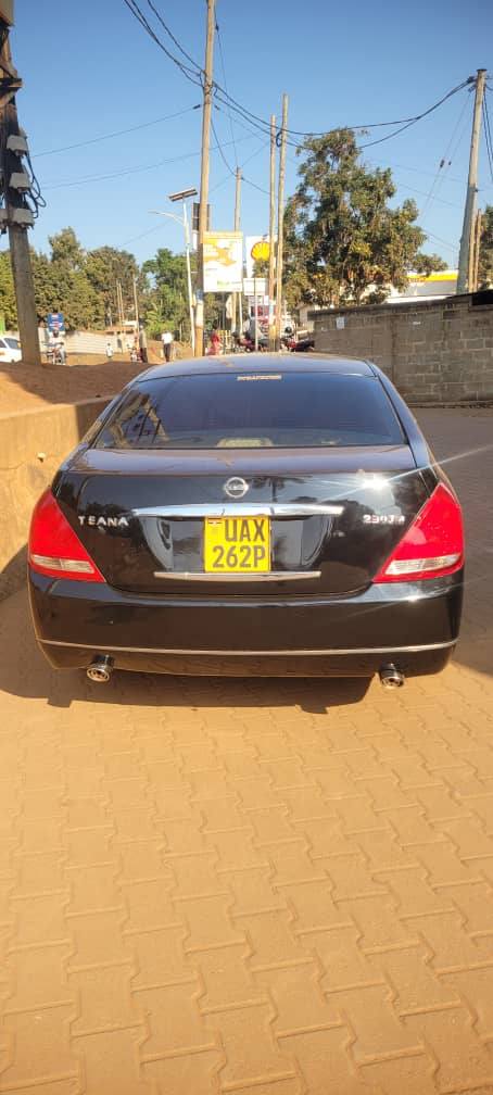 A picture of Nissan teana