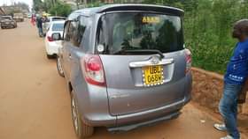 A picture of 2007 ractis 2007 silver grey