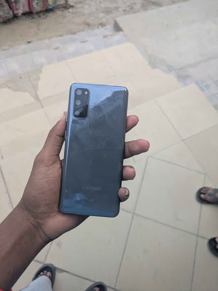 A picture of Samsung s20 5g gb128 ina crack kidg nyuma