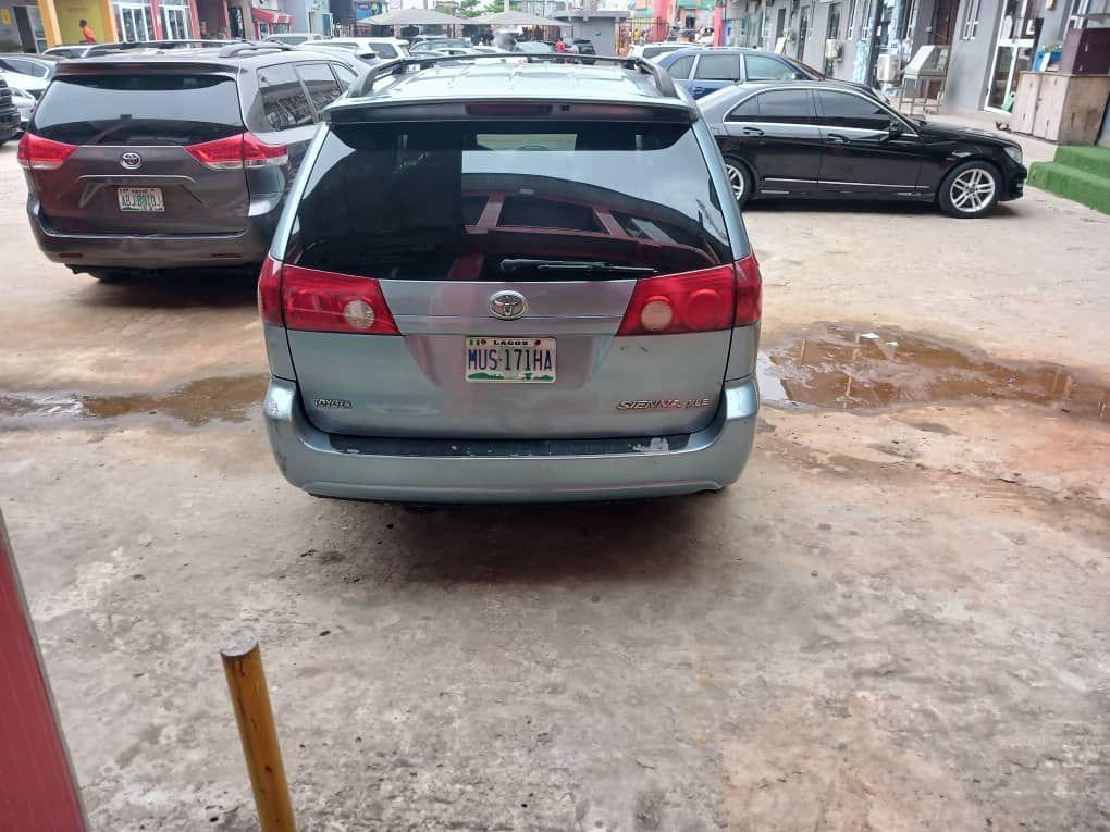 A picture of 2007 Distress sale Toyota Sienna power doors