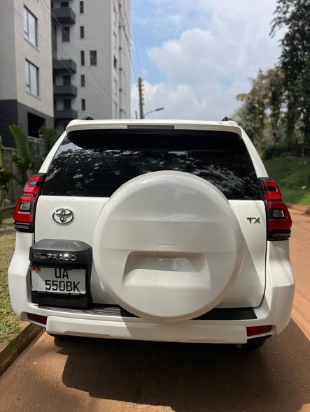 A picture of Toyota Land Cruiser Model 2018 Manual 0787181703 0704482571 Whatsapp Call