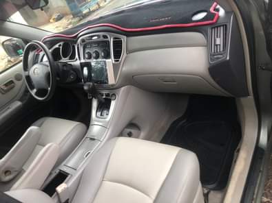 A picture of 06 Toyota Highlander 3 Row Seats Catalyst intact Silent engine