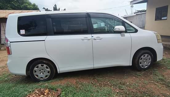 A picture of Toyota Noah 2008