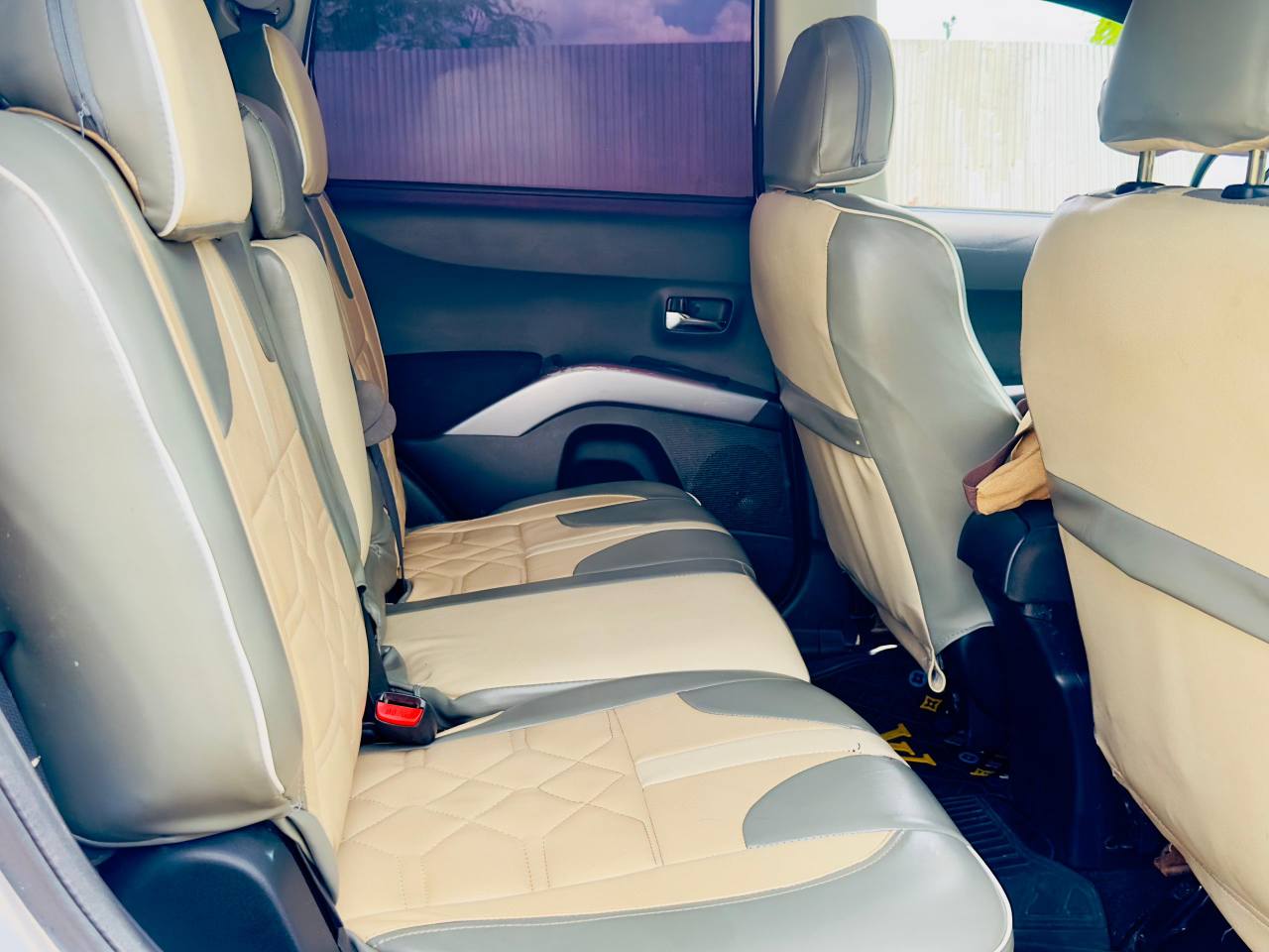 A picture of MITSUBISHI OUTLANDER KALI SANA