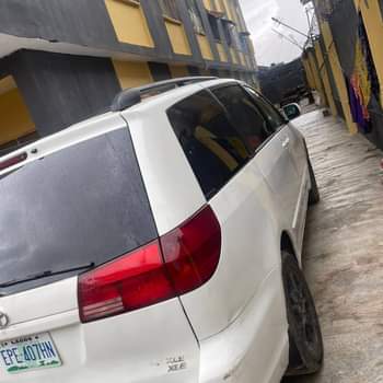 A picture of Toyota sienna 2005 first body toks standard 09066107030 