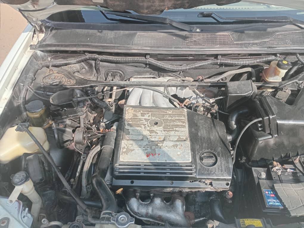 A picture of Toyota Highlander 03 04 model buy an drive price 4m