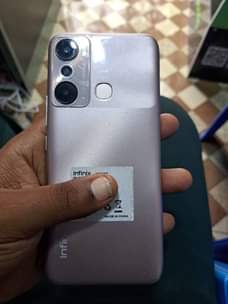 A picture of Hot 20i gb 64 imenyoooka Call whatsap call 0685042459