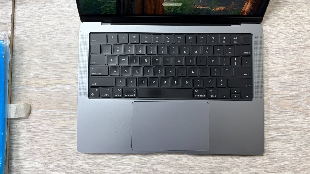 A picture of Apple MacBook Pro 14 2021 A2442 M1 16GB 512GB MKGR3LL