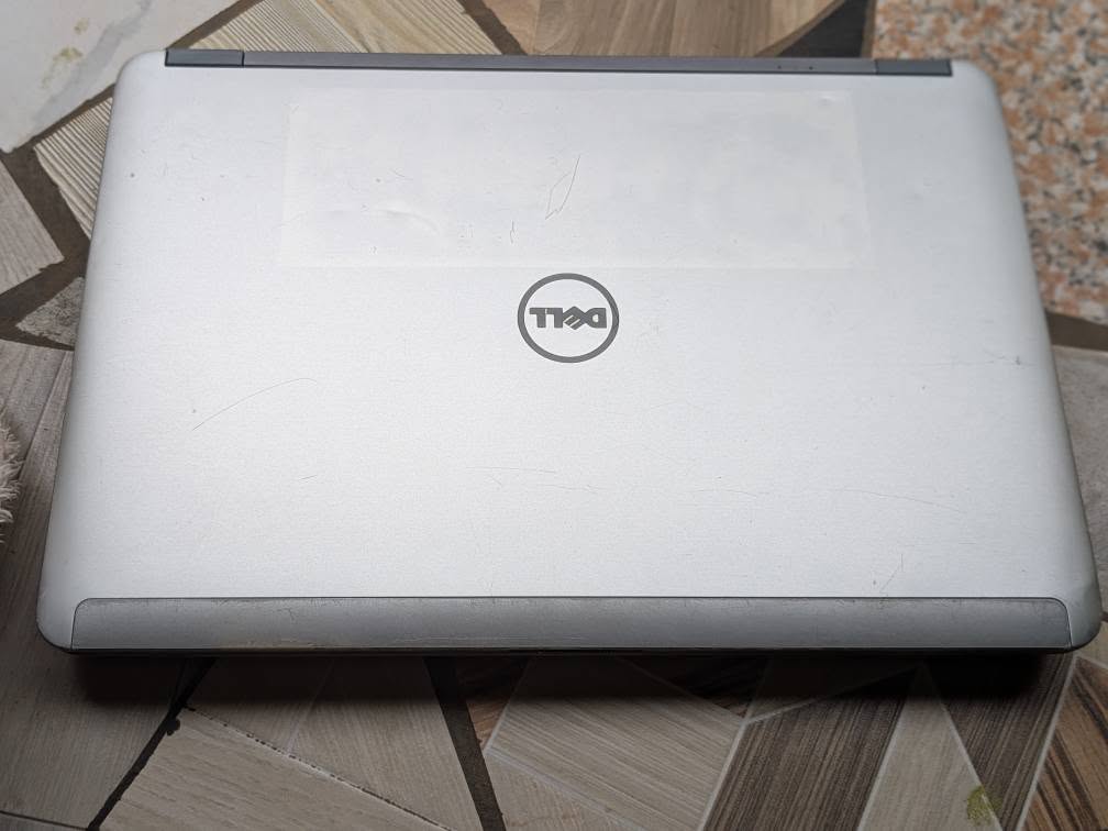 A picture of Dell laptop