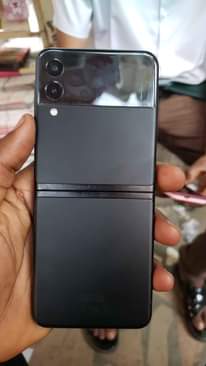 A picture of S21 Ultra with minor crack on the screen and Flip3