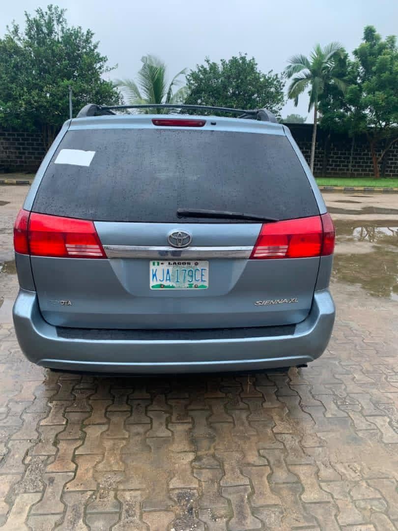 A picture of Toyota sienna 06