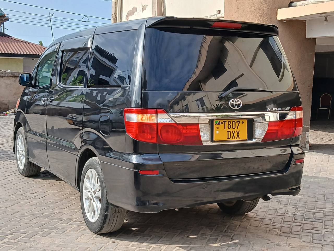 A picture of Toyota Alphard