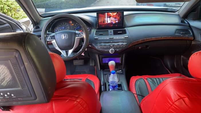 A picture of Very clean and sound Honda Crustour Full option With back