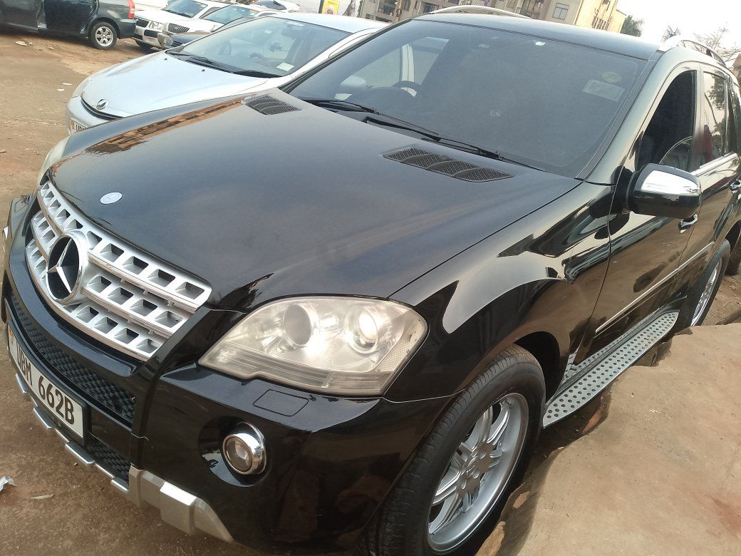A picture of Am selling mi ML Benz